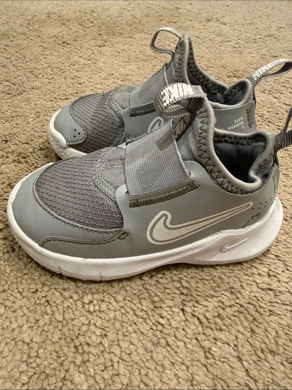Nike Flex Runner Slip-On Sneakers in Light Gray and White - size 7C